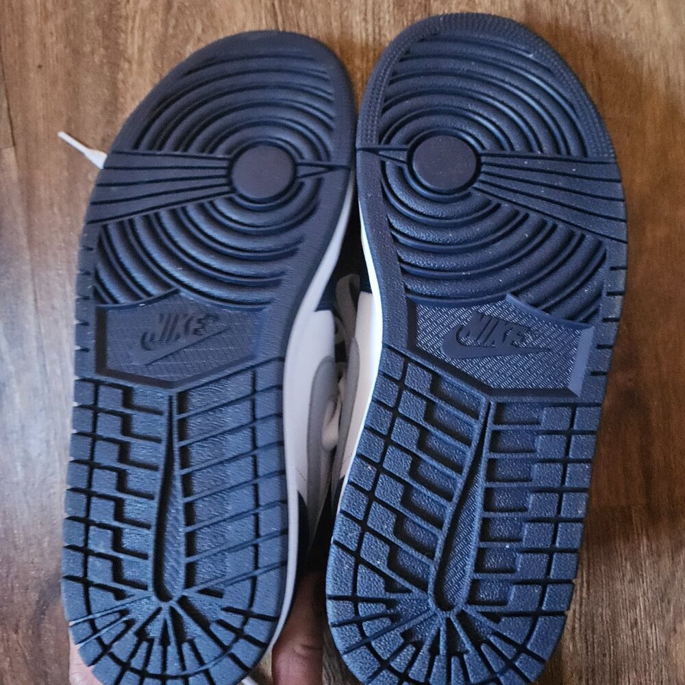 Nike Air Jordan 1 Low - Picture 4 of 5